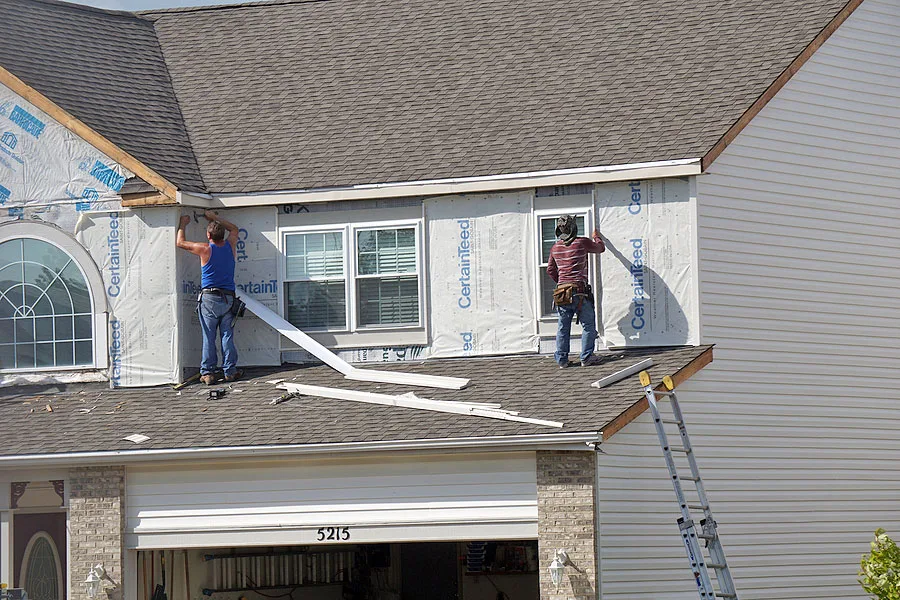 Professionals Replacing Home Siding